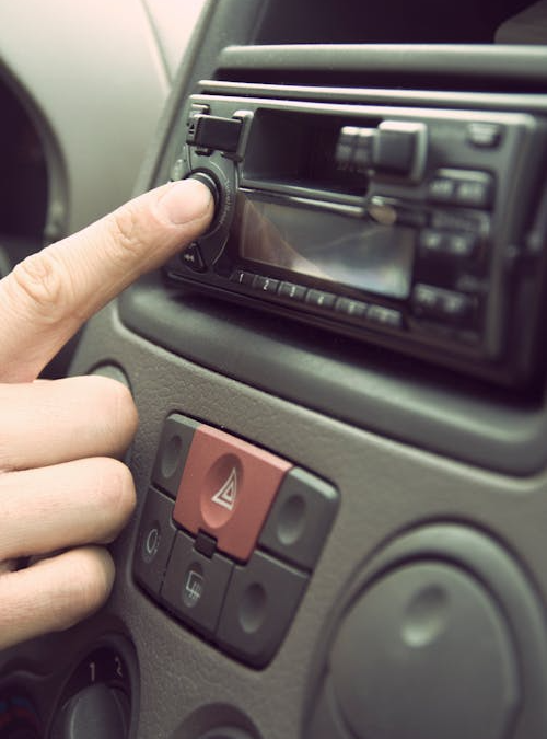 Radio samochodowe – od lampy elektronowej po Android Auto